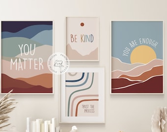 Könnte beinhalten: Vier druckbare Poster mit motivierenden Zitaten und abstrakten Landschaftsdesigns. Die Poster zeigen die Sätze "You Matter", "Be Kind", "You Are Enough" und "Trust The Process".