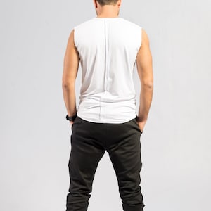 Weißes ärmelloses T-Shirt / Tanktop für Männer / Minimalistische Herrenbekleidung / Weißes T-Shirt / Raw Neck Tank / Weißes T-Shirt