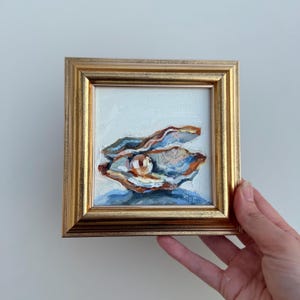 Pintura de perla de ostra en concha Arte costero Pintura en miniatura enmarcada 4x4 Regalo para ella y para él