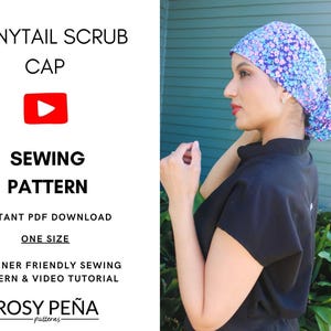 Può includere: Una donna indossa un cappuccio scrub con stampa floreale blu. L'immagine include il testo "PONYTAIL SCRUB CAP", "SEWING PATTERN", "INSTANT PDF DOWNLOAD", "ONE SIZE" e "BEGINNER FRIENDLY SEWING PATTERN & VIDEO TUTORIAL".