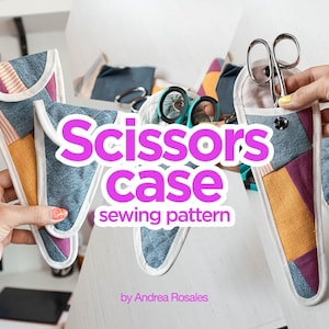 Puede incluir: Un estuche para tijeras de patchwork en azul vaquero, naranja y morado. El estuche tiene un borde blanco y está diseñado para guardar tijeras. El texto "Scissors case sewing pattern" se muestra en rosa.