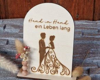 Hochzeitsgeschenk aus Holz mit Gravur Hand in Hand ein Leben Lang mit Trockenblumen , Trauung  , Ehe