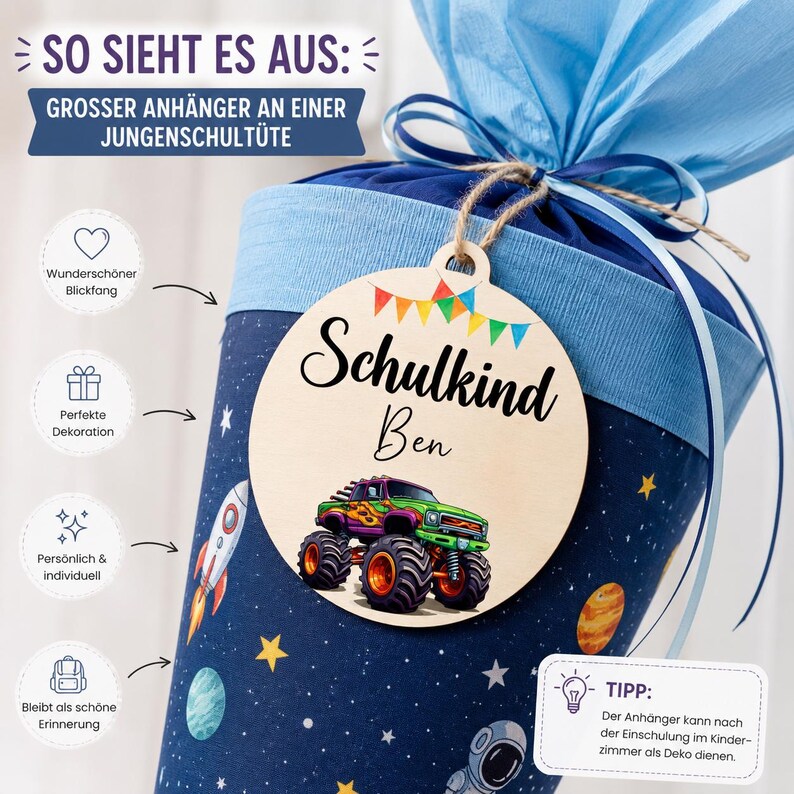 Pode incluir: Um cone escolar azul marinho com uma borda azul clara e uma etiqueta de madeira. A etiqueta diz "Schulkind Ben" e apresenta uma ilustra&ccedil;&atilde;o de um caminh&atilde;o monstro verde. O cone &eacute; decorado com estrelas, planetas e um foguete.