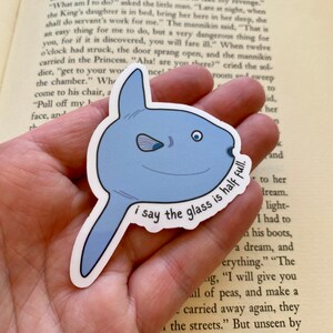 Autocollant en vinyle poisson-lune Optimist | Drôle | Animaux étranges | Résistant à l'eau | Ordinateur portable | Bouteilles d'eau
