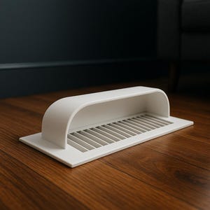 Op de afbeelding: Een witte rechthoekige ventilatierooster met een gebogen bovenkant en een reeks parallelle lamellen. Het rooster is gemaakt van een glad, mat materiaal en ligt op een houten vloer.