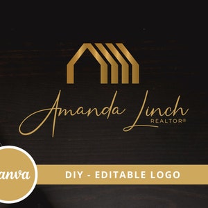 Op de afbeelding: Een goudkleurig logo-ontwerp voor "Amanda Lynch Realtor" op een donkerbruine achtergrond. Het logo bevat een gestileerd huispictogram boven de naam in elegant schrift. De woorden "DIY - EDITABLE LOGO" zijn ook aanwezig.