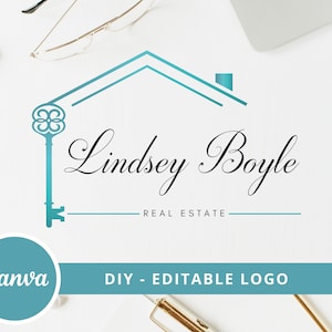 Puede incluir: Un diseño de logotipo azul turquesa y blanco para un agente inmobiliario llamado Lindsey Boyle. El logotipo presenta una casa estilizada con una cerradura y una llave. El texto "REAL ESTATE" está debajo del logotipo.