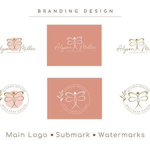 K&ouml;nnte beinhalten: Ein Branding-Design-Layout mit dem Namen "Alyson Miller, Wellness Coach" in verschiedenen Logoformaten. Die Logos zeigen ein stilisiertes Schmetterlingsdesign in Gold und Wei&szlig; auf einem staubrosafarbenen Hintergrund. Der Text unten lautet "Main Logo &bull; Submark &bull; Watermarks."