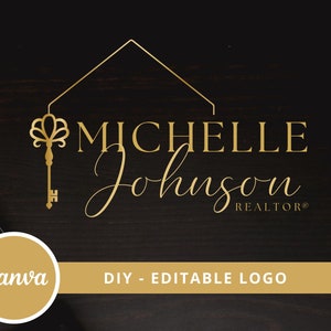 Op de afbeelding: Gouden logo ontwerp voor een makelaar genaamd Michelle Johnson. Het logo toont een gestileerd huis met een sleutelgat en een sleutel. De tekst "REALTOR®" staat onder de naam.