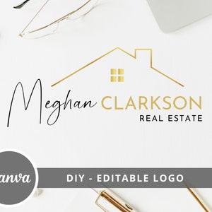 Puede incluir: Un contorno dorado de una casa con una ventana y una chimenea, con el texto "Meghan CLARKSON REAL ESTATE" debajo. El texto "Canva DIY - EDITABLE LOGO" está en la parte inferior de la imagen.