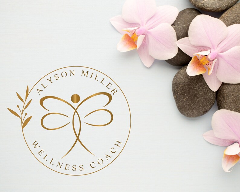 K&ouml;nnte beinhalten: Goldenes Logo mit dem Text "ALYSON MILLER WELLNESS COACH", der ein stilisiertes Libellen-Design umgibt. Das Bild zeigt rosa Orchideen und dunkelgraue Steine auf hellblauem Hintergrund.