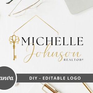 Op de afbeelding: Een gouden sleutel met een huisschets en de tekst "Michelle Johnson REALTOR®" in zwart en wit. De tekst "Canva DIY - EDITABLE LOGO" staat onder het logo.