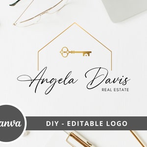 Op de afbeelding: Een gouden sleutel in een gouden huisomtrek met de tekst "Angela Davis REAL ESTATE" in zwarte cursieve schrijfwijze eronder. Het logo bevindt zich op een witte achtergrond met een grijze cirkel met het woord "Canva" in witte tekst onder het logo.