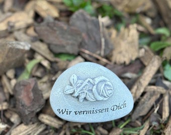 Pequeña lápida, piedras, decoración de tumba