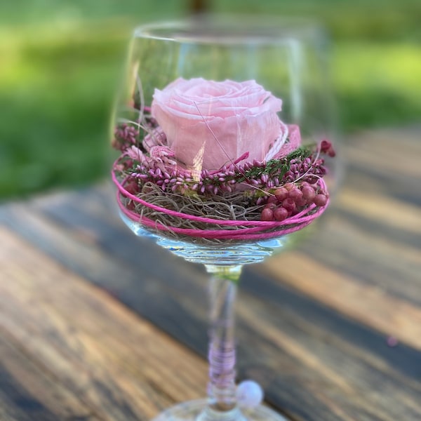 Belrosa im Weinglas , konservierte Rosen Infinity Hochzeit Tischdekoration Sommer Muttertag