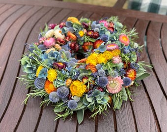Ghirlanda estiva colorata e fresca con fiori di paglia, ortensie e lavanda, ghirlanda resistente per la porta.