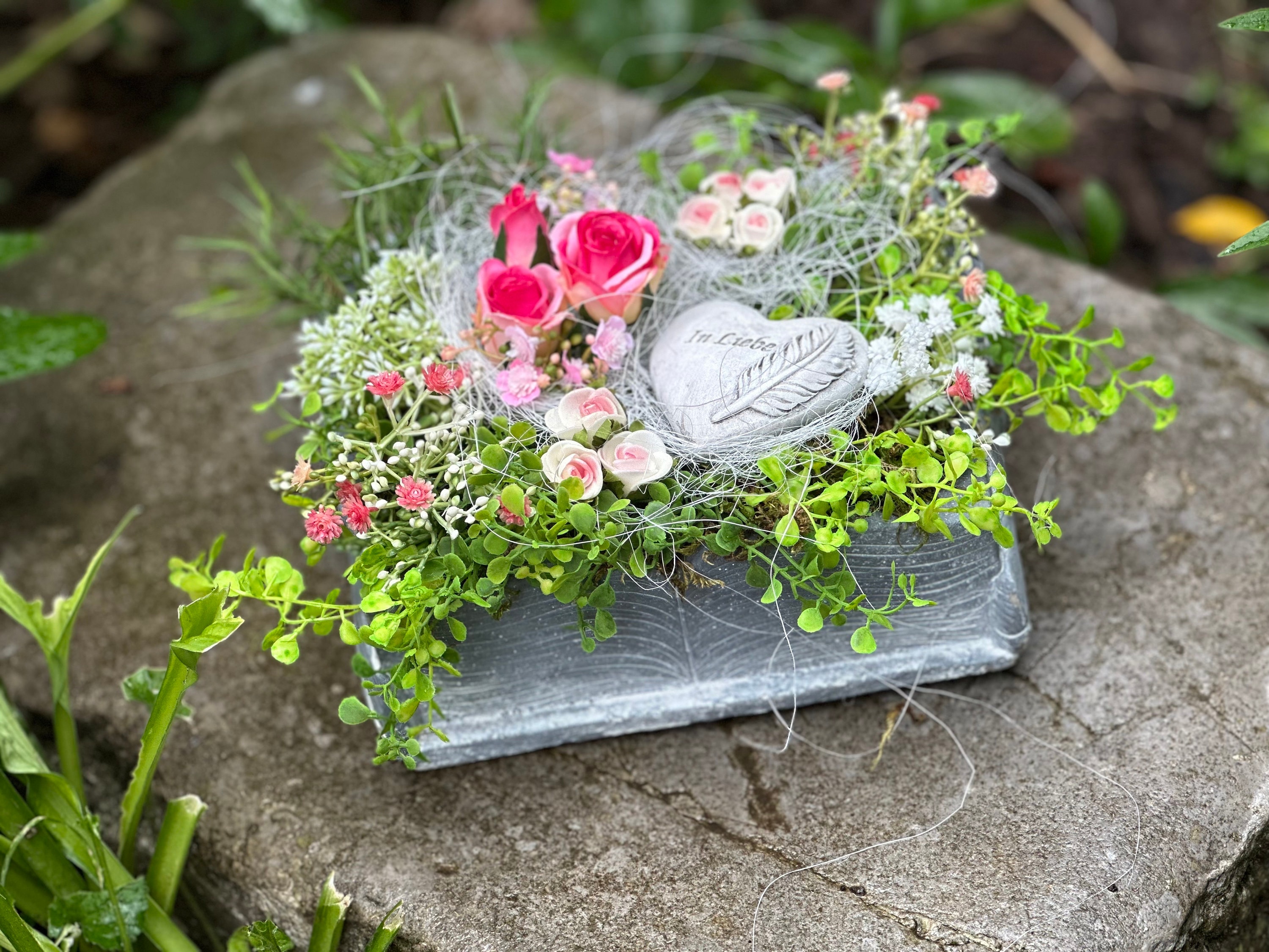 Grabgesteck mit rosen kranz