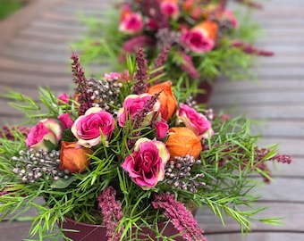 Herfstarrangement met heide, rozen en bessen