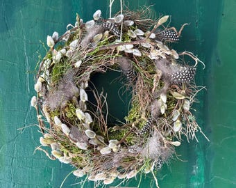 "Lente" deurkrans met grote wilgentakjes, mos en magnolia's. "Lente Ontwaking" krans