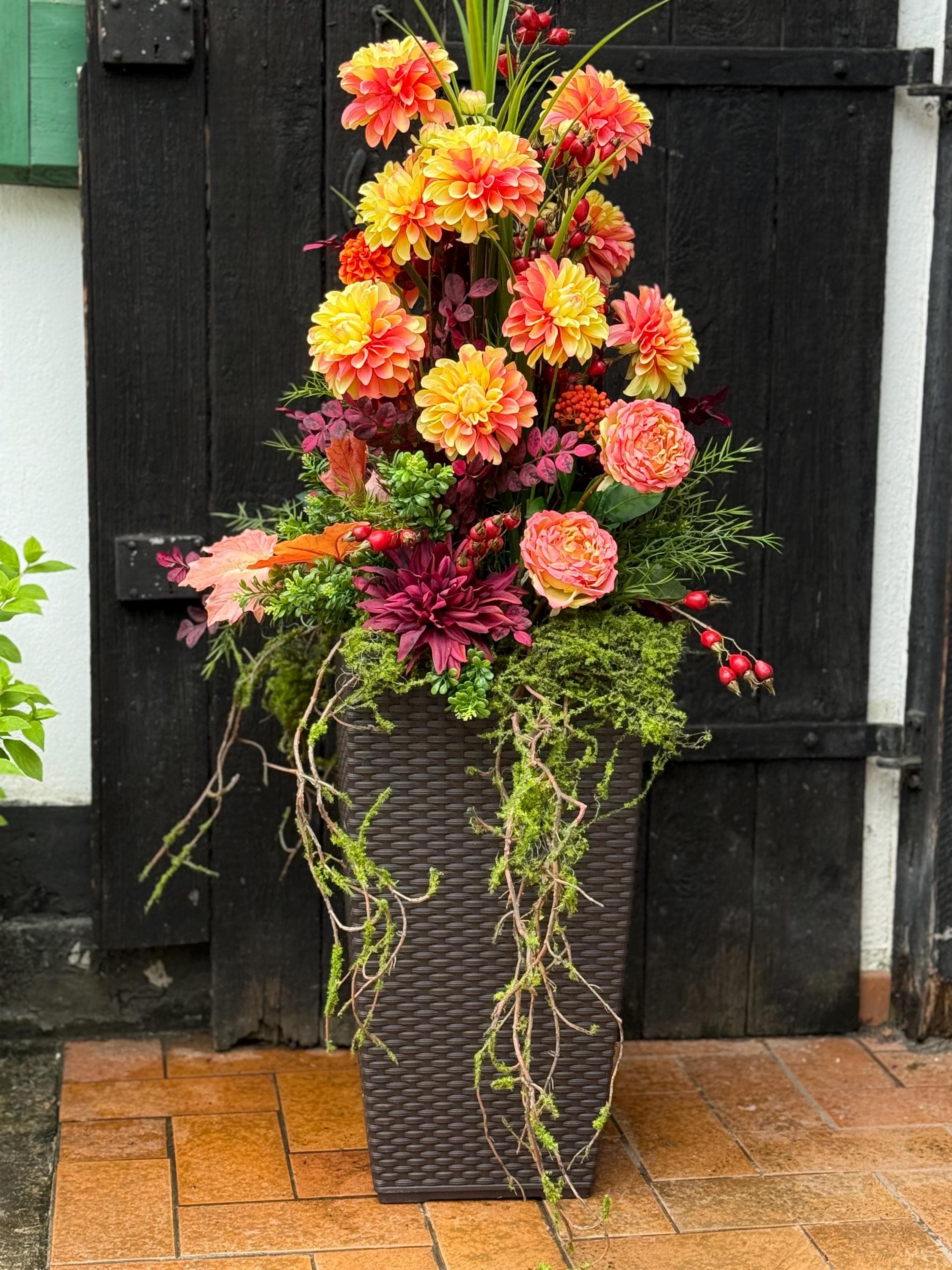 Herbst Gesteck in moderner Bodenvase Kunststoffgeflecht Herbst Sommer Kunstblumen