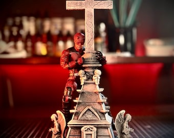 Diorama van een gotisch kerkkruis, geschikt voor actiefiguren op schaal 1:12.