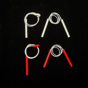 Puede incluir: Dos cuerdas para saltar blancas con mangos blancos y dos cuerdas para saltar rojas con mangos rojos.