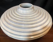 Grand vase โToupieโ Siamraj House โ Thaรฏlande, annรฉes 1970 โ Cรฉramique รฉmaillรฉe โ ร 72 cm
