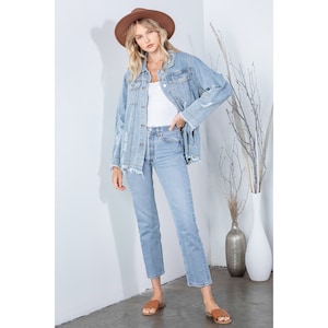 Luźna kurtka jeansowa w stylu „distressed”