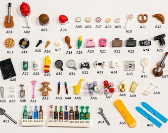 Puede incluir: Una colección de 66 accesorios coloridos de LEGO para minifiguras, que incluyen una guitarra, un globo, un balón de baloncesto, un gorro de Papá Noel, una pizza, un tocadiscos, un micrófono, una sartén, un mando de videojuegos, una raqueta de tenis, un violín, un osito de peluche, un saxofón, un ramo de flores, una corona, una barra de oro, una botella de vino, una llave inglesa, una tabla de snowboard y esquís.