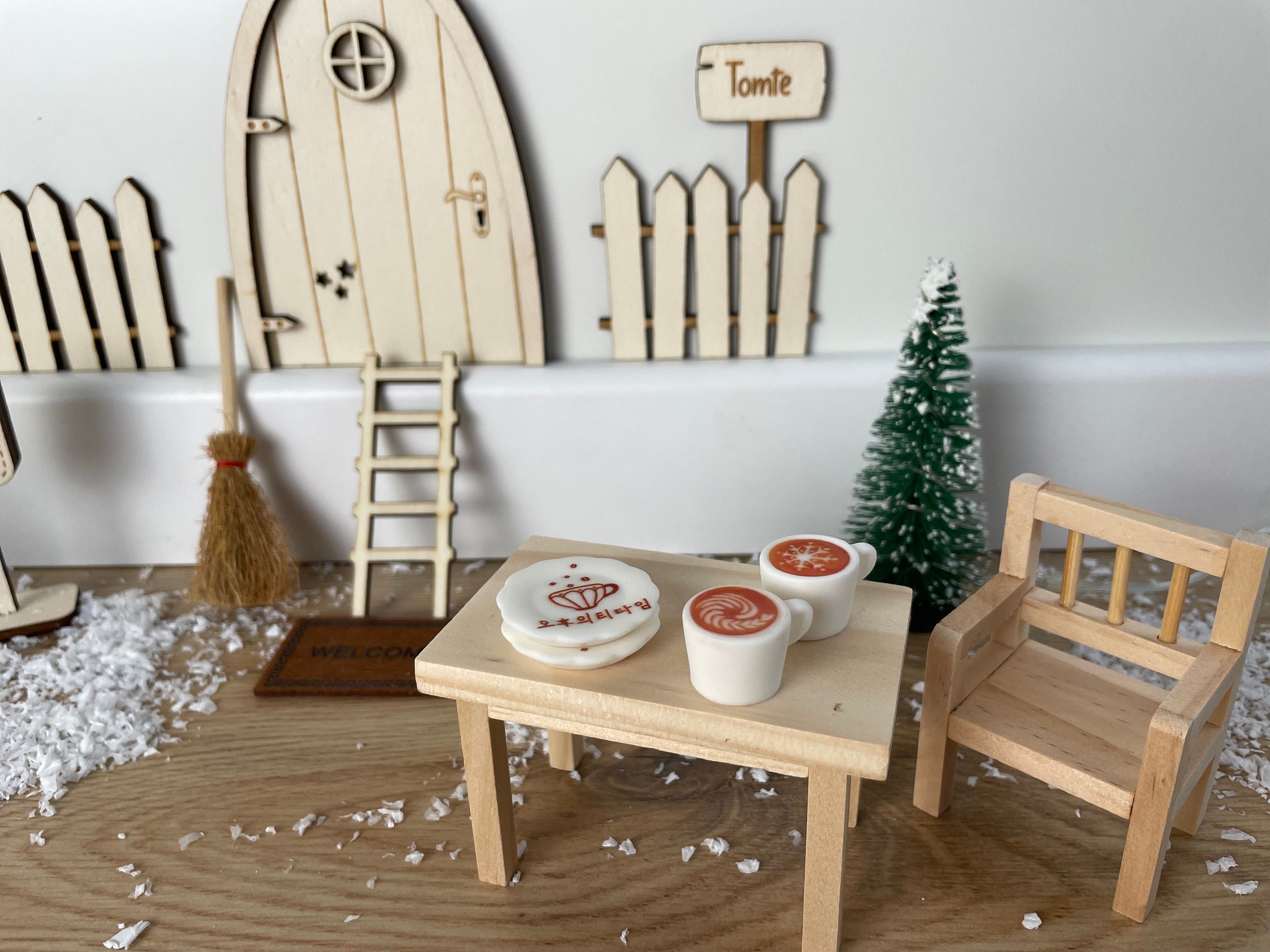 24 Stück Miniatur Wichtel Zubehör Set – Puppenhaus-Möbel Mit Tisch, Stühlen, Backzubehör Für Weihnachts-Deko