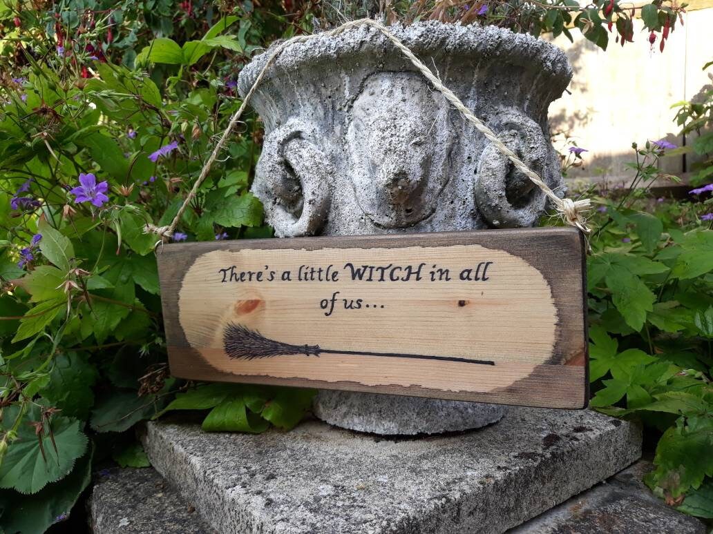 Accrochage Mural en Bois - Enseigne Wicca Faite à La Main. Halloween, Sorcière, Fantaisie.