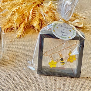 Mommy to Bee Baby Shower Favors Bee brooch favors baby shower  Bee baby shower, Mommy-to-bee, gender neutral, bride shower favors, Baptism