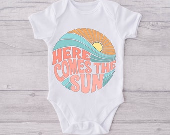 Aquí viene el traje de bebé Sun, chaleco de bebé, ropa de bebé de los Beatles, John Lennon, regalos para fans de los Beatles, baby shower, regalos para recién nacidos
