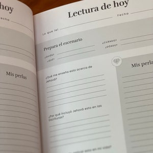 May include: A page from a journal with the title "Lectura de hoy" and a section titled "Prepara el escenario". The page has lines for writing and a diamond shape with a question mark inside.