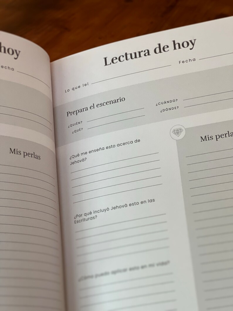 May include: A page from a journal with the title "Lectura de hoy" and a section titled "Prepara el escenario". The page has lines for writing and a diamond shape with a question mark inside.
