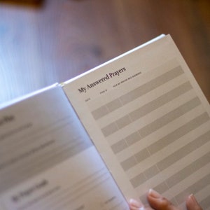Puede incluir: Un diario abierto con el t&iacute;tulo "Mis oraciones contestadas" y una tabla con columnas para "Fecha", "Oraci&oacute;n" y "C&oacute;mo se respondi&oacute; mi oraci&oacute;n".