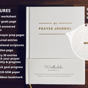 Puede incluir: Un diario de oraci&oacute;n blanco con un marcap&aacute;ginas de cinta dorada y el texto "My Prayer Journal" en la portada. El diario tiene una cubierta dura de tela blanca de primera calidad y presenta 180 entradas de diario, escrituras motivacionales y una p&aacute;gina de reflexi&oacute;n.