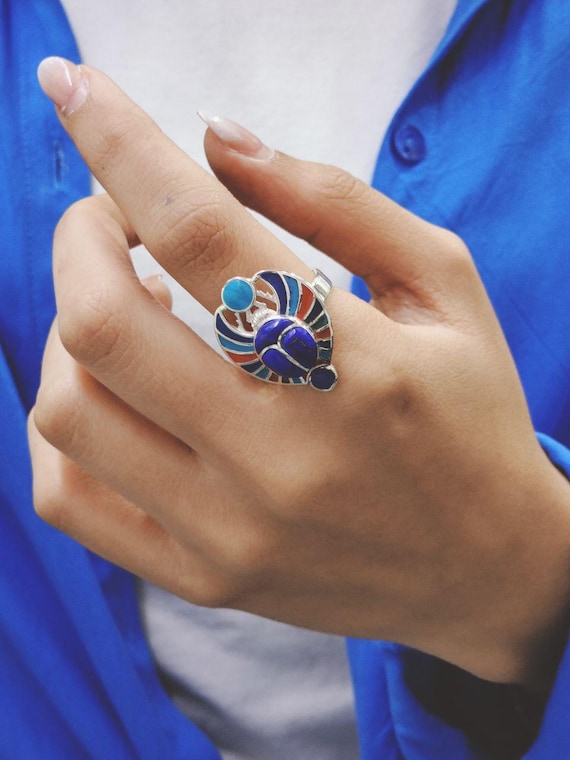 Scarabeo alato egiziano fatto a mano con loto e cartiglio, anello - Main Image