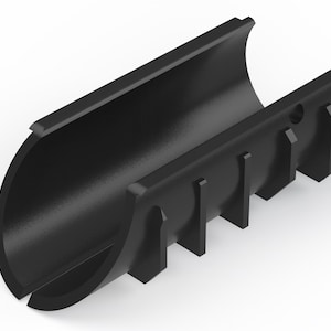 Puede incluir: Conector de tubería de plástico negro con una serie de dientes a lo largo de un lado. El conector está diseñado para encajar sobre una tubería y fijarla en su lugar.