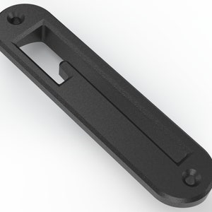 Peut inclure: Loquet de porte en plastique noir avec une ouverture rectangulaire et deux trous de vis.