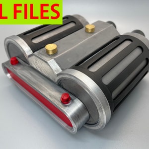 Puede incluir: Un modelo de motor bicilíndrico impreso en 3D con una franja roja y detalles negros. El motor está hecho de plástico plateado y tiene un diseño detallado.