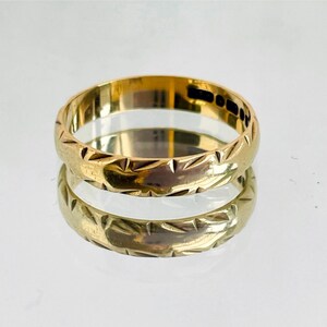 Vintage 9ct gold engraved band