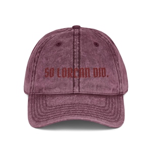 Könnte beinhalten: Burgunderfarbene Baseballkappe mit dem Text "SO LORCAN DID." in passender Farbe. Die Kappe hat einen gebogenen Schirm und einen verstellbaren Riemen. Hergestellt aus weichem, vintage-gewaschenem Stoff.