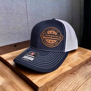 Cappello da camionista Dumbfuckery con toppa / Cappello alla moda / Tendenza per cappelli / Cappelli divertenti per uomo / Cappello con toppa in pelle / Inciso al laser, - Regolabile S