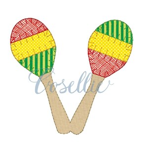 Puede incluir: Un par de maracas con tela roja, amarilla y verde. Las maracas son de madera y tienen un diseño cosido.