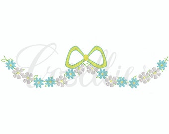 Stort broderi med girlangblommig rosett, blommig ram, rosettbroderidesign, vintage rosett, skissrosett, namnram, typsnittsram, flickrosett