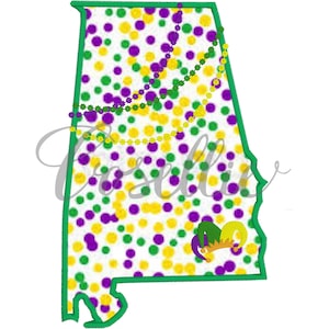 Könnte beinhalten: Eine Umrandung des Bundesstaates Alabama, gefüllt mit einem Muster aus gelben, grünen und violetten Punkten. Es gibt drei Stränge von violetten und grünen Mardi Gras-Perlen und eine violette und goldene Narrenkappe in der unteren rechten Ecke.