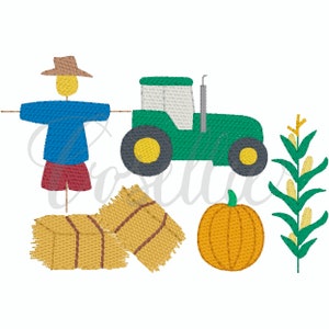Puede incluir: Un tractor verde, un espantapájaros con una camisa azul y pantalones cortos rojos, una paca de paja, una calabaza y una mazorca de maíz. Todos estos son elementos de una escena de granja.