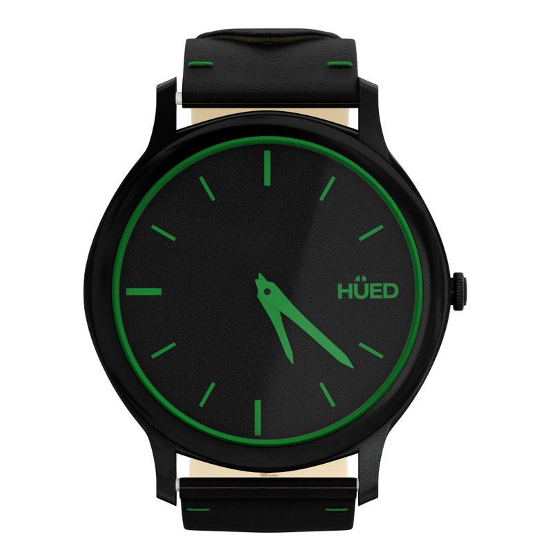 Pode incluir: Um rel&oacute;gio de pulso preto com um mostrador verde e uma pulseira de couro preto. O mostrador do rel&oacute;gio tem um contorno verde e ponteiros de hora e minuto verdes. O mostrador do rel&oacute;gio tamb&eacute;m tem a palavra "H&Uuml;ED" impressa.