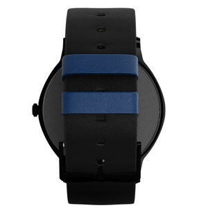 Puede incluir: Reloj de pulsera de cuero negro con una correa de cuero azul y una esfera negra.